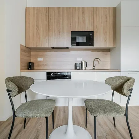 Blueground Letna Furnished Foodie Area Prg-54 아파트